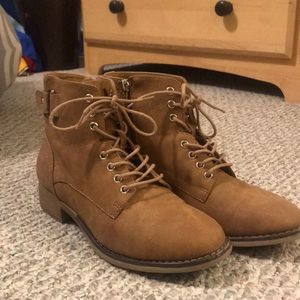 BROWN CARGO BOOTIES SIZE 7